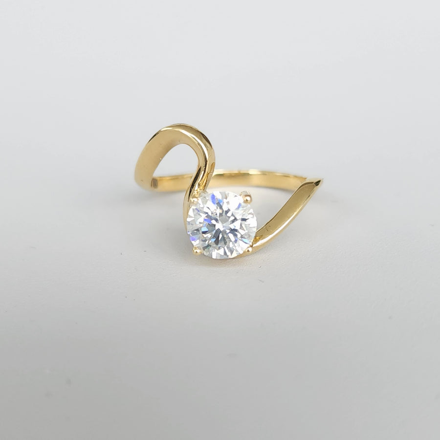 Curva Scintillante - 18K Gold Lab Grown Moissanite / Diamond Curved Shank Engagement Ring