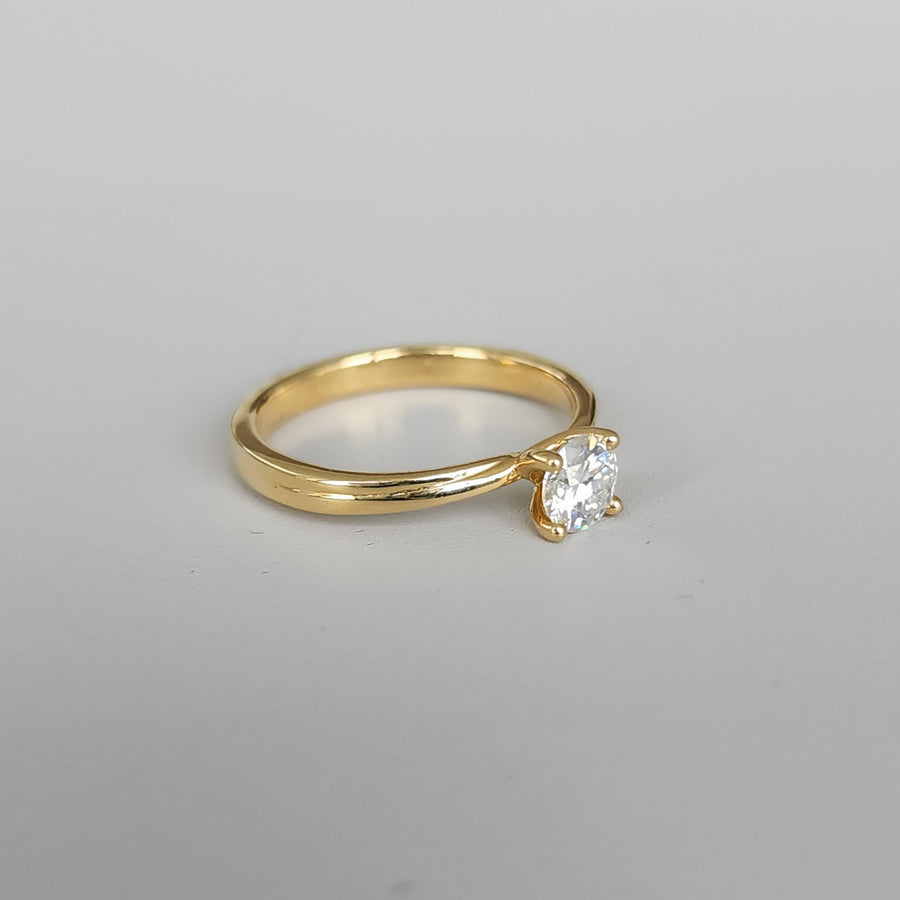 Gemma Sola - Lab Grown Moissanite / Diamond 18K Gold Round Cut Solitaire Engagement Ring