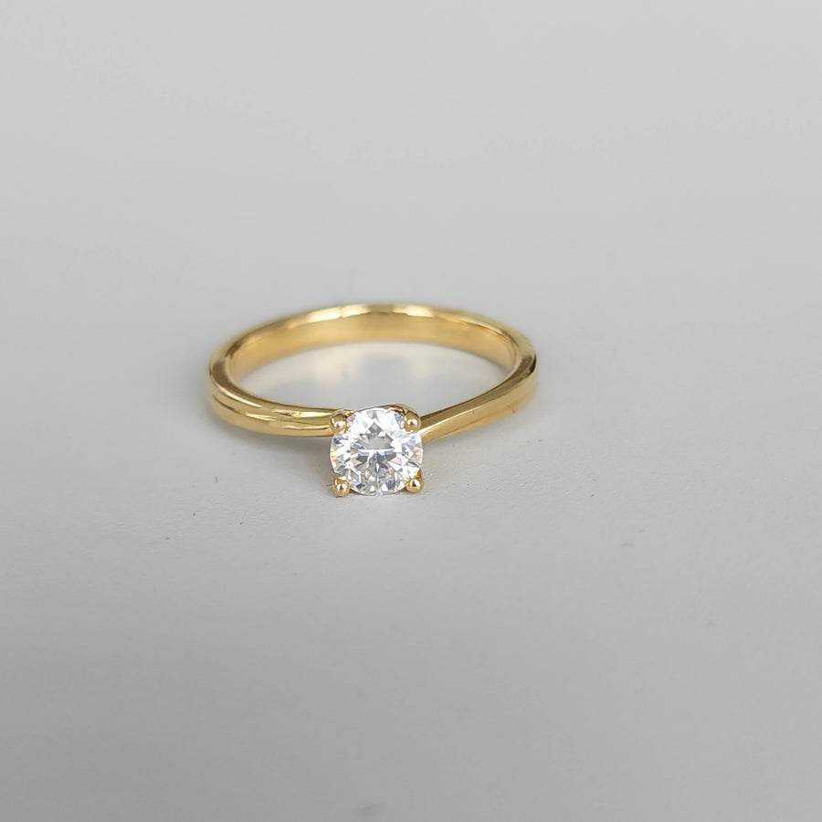 Gemma Sola - Lab Grown Moissanite / Diamond 18K Gold Round Cut Solitaire Engagement Ring