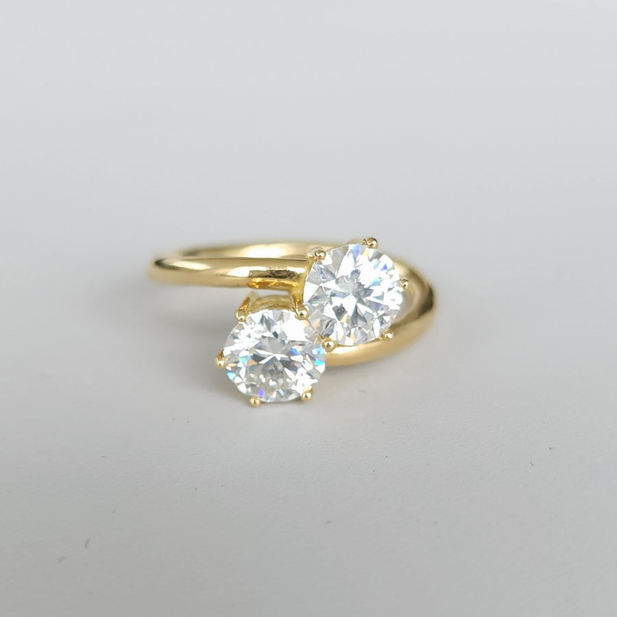 Luce Eterna - Lab Grown Moissanite / Diamond Stunning 18ct Gold Toi et Moi Ring