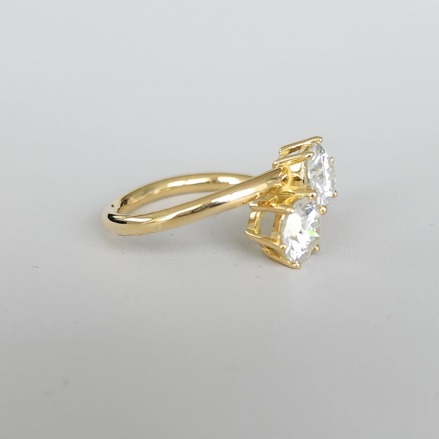 Luce Eterna - Lab Grown Moissanite / Diamond Stunning 18ct Gold Toi et Moi Ring