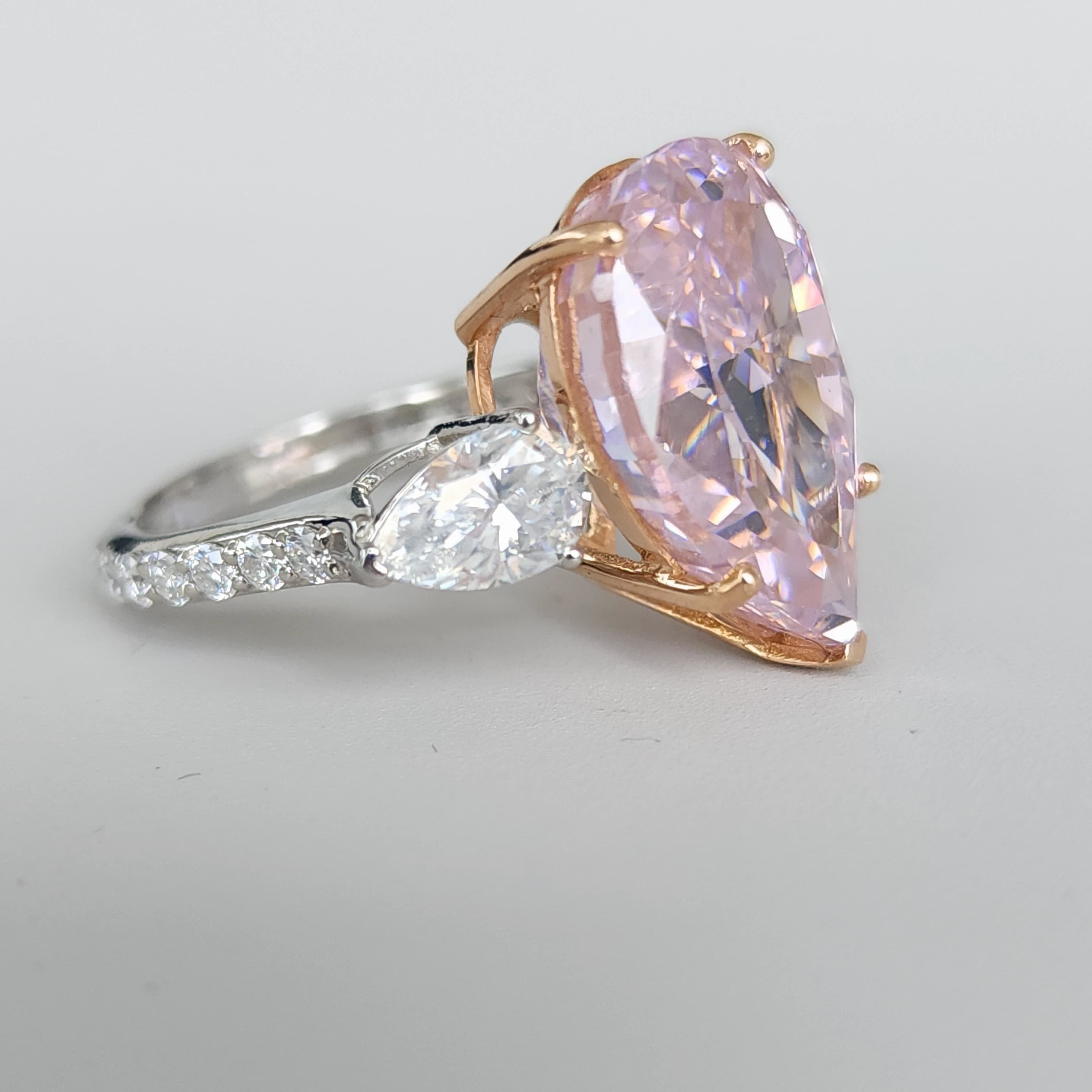 Petalo Rosa - 18K Gold Pink Pear Lab Grown Moissanite / Diamond Pave