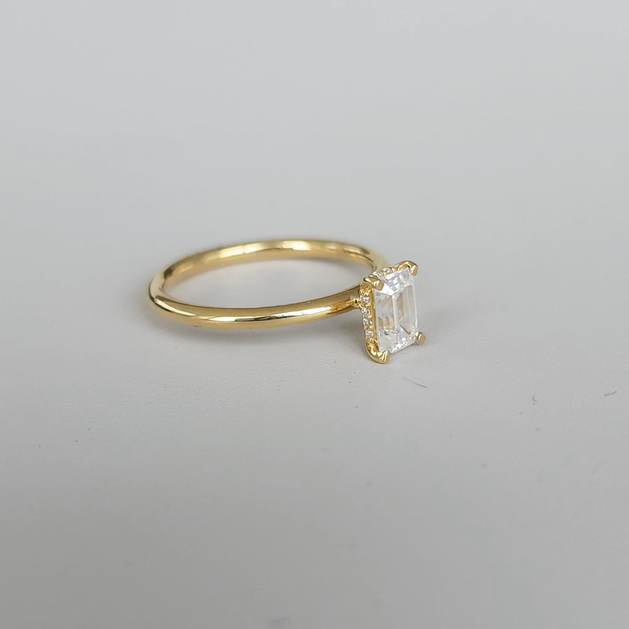 Solitario Smeraldo - 18K Gold Emerald Cut Solitaire Engagement Lab Grown Moissanite / Diamond Ring