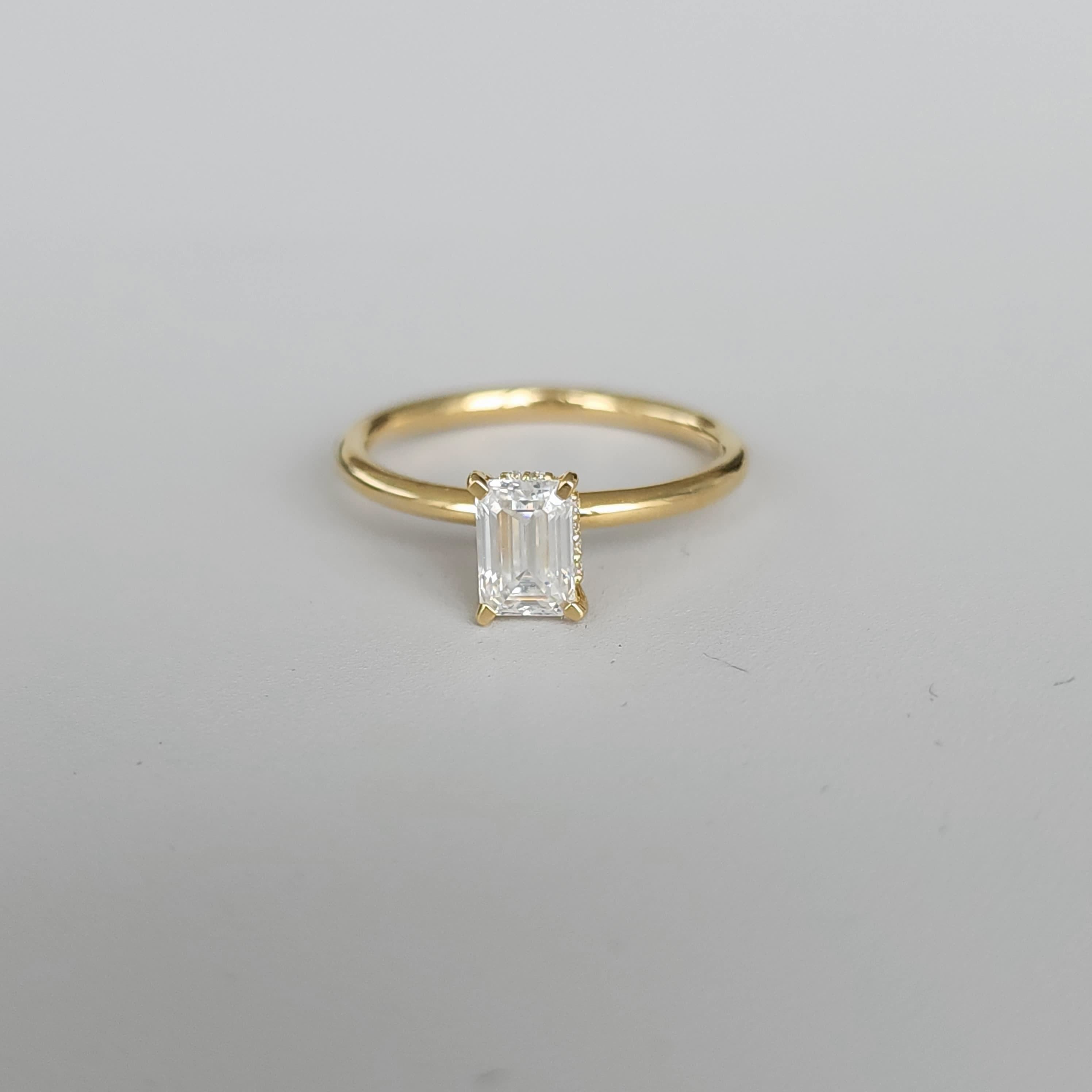 Solitario Smeraldo - 18K Gold Emerald Cut Solitaire Engagement Lab Grown Moissanite / Diamond Ring