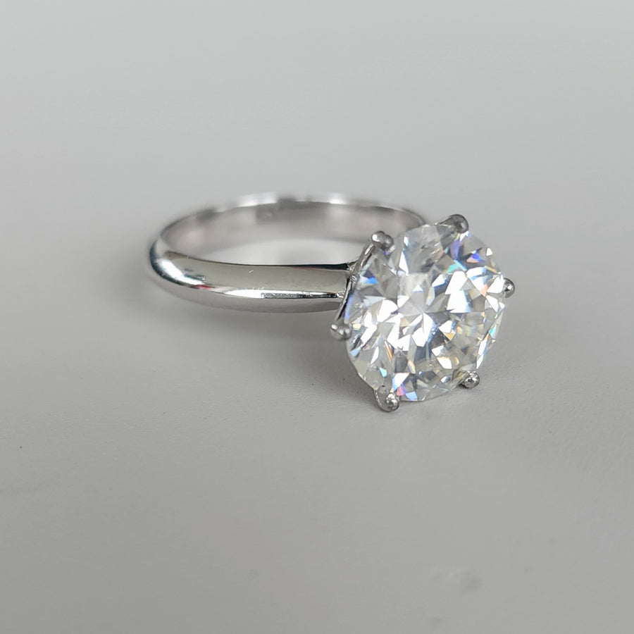 Tesoro Solitario - Solitaire Engagement Ring - 5 Carat Lab Grown Moissanite / Diamond 18K Gold