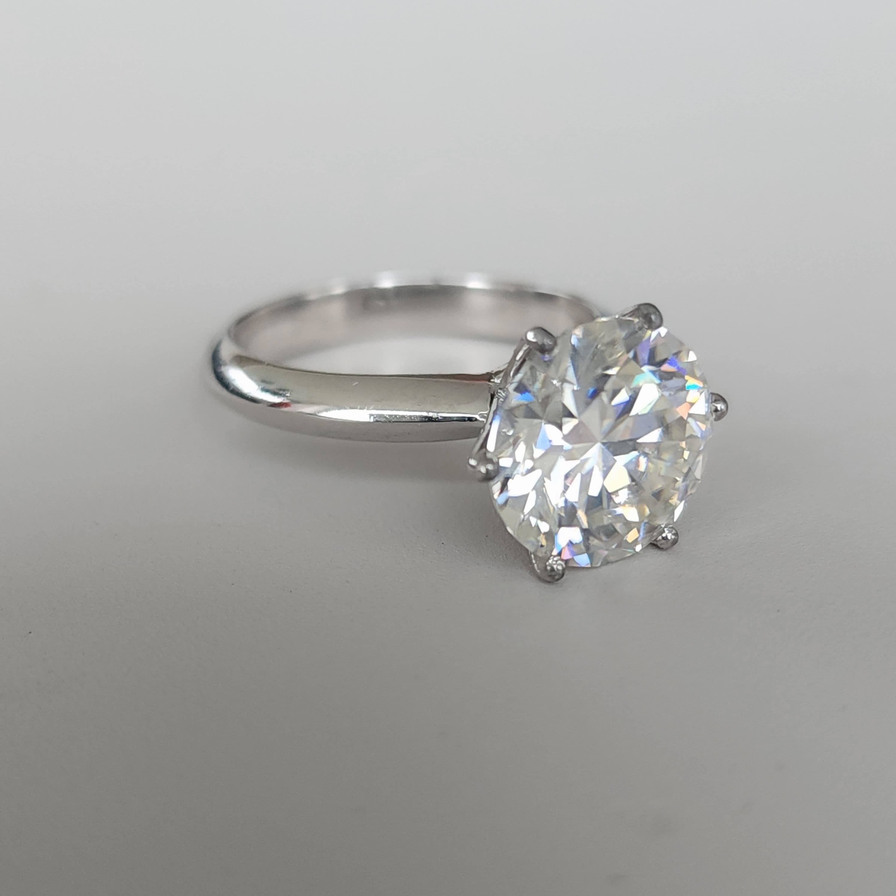 Tesoro Solitario - Solitaire Engagement Ring - 5 Carat Lab Grown Moissanite / Diamond 18K Gold